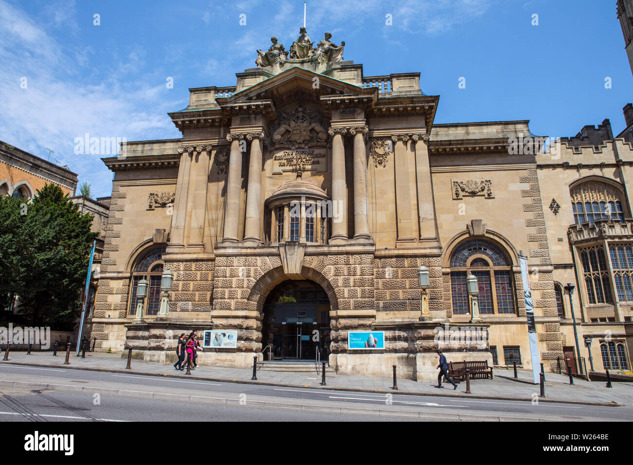 Bristol, Regno Unito - 29 Giugno 2019: una vista delle imponenti Bristol Museo e Galleria d'arte nella storica città di Bristol, Regno Unito. Foto Stock