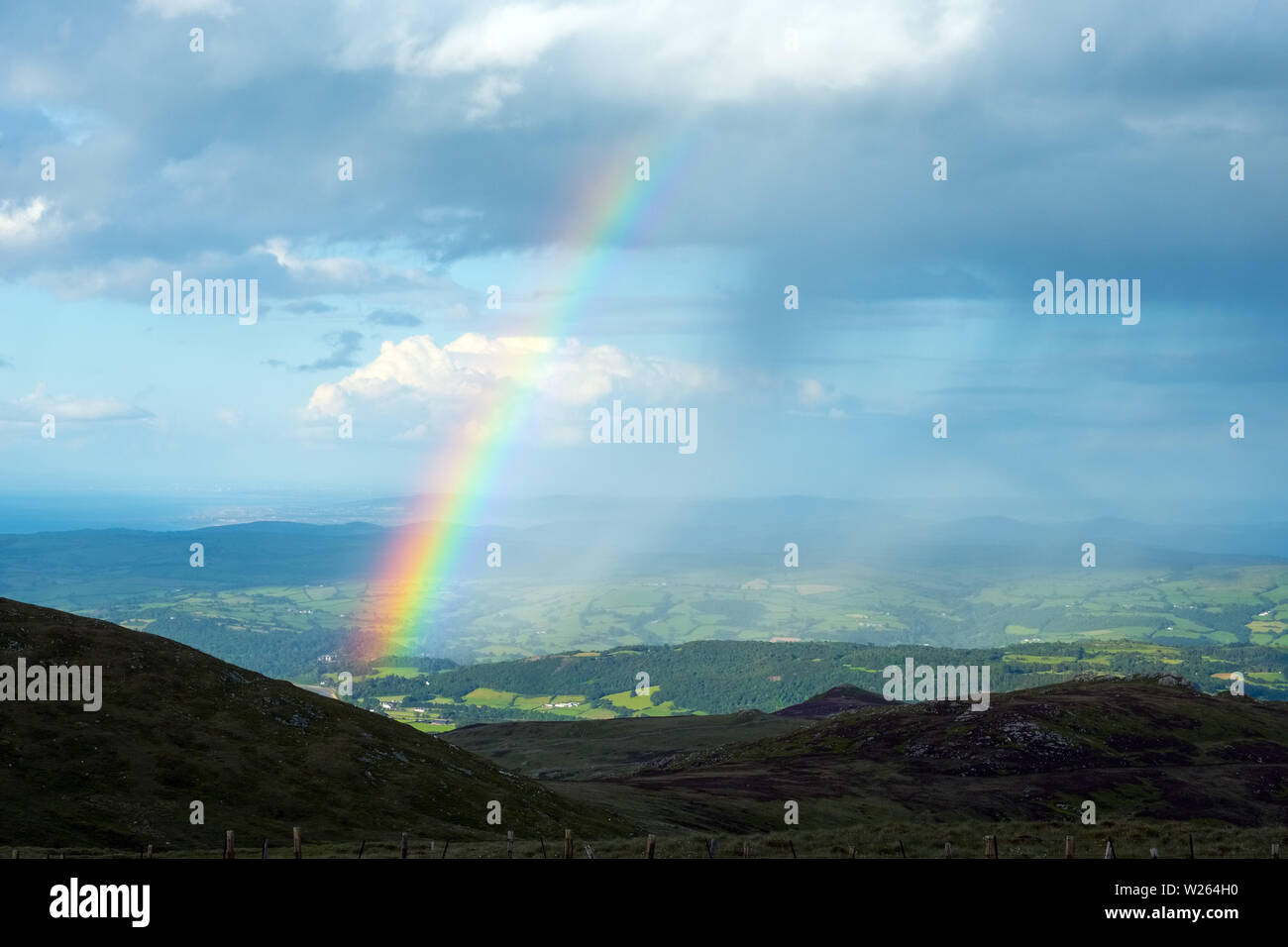 Rainbow su Conwy Valley, Snowdonia, Galles Foto Stock