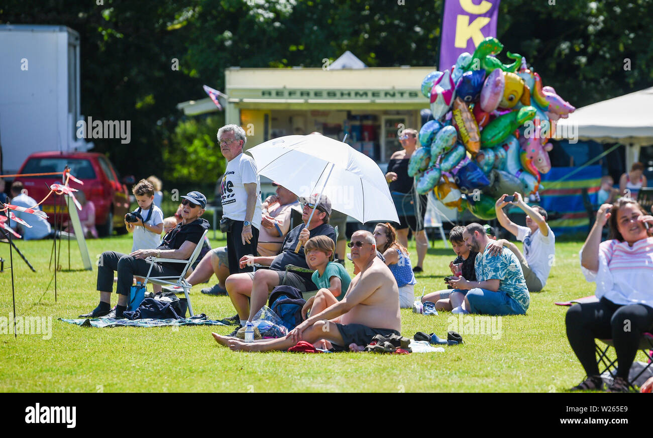 Brighton Regno Unito 6 Luglio 2019 - Una bella giornata di sole per l'avvio dell'annuale Brighton Kite Festival tenutosi nel Parco Stanmer e continua per tutto il weekend . Le condizioni di vento erano poveri all' inizio della giornata ma prelevati nel pomeriggio come aquiloni appassionati provenienti da tutto il mondo hanno preso parte insieme con i membri del pubblico . Credito: Simon Dack / Alamy Live News Foto Stock Brighton Regno Unito 6 Luglio 2019 - Una bella giornata di sole per l'avvio dell'annuale Brighton Kite Festival tenutosi nel Parco Stanmer e continua per tutto il weekend . Le condizioni di vento erano poveri all' inizio della giornata ma prelevati nel pomeriggio come aquiloni appassionati provenienti da tutto il mondo hanno preso parte insieme con i membri del pubblico . Credito: Simon Dack / Alamy Live News Foto Stock