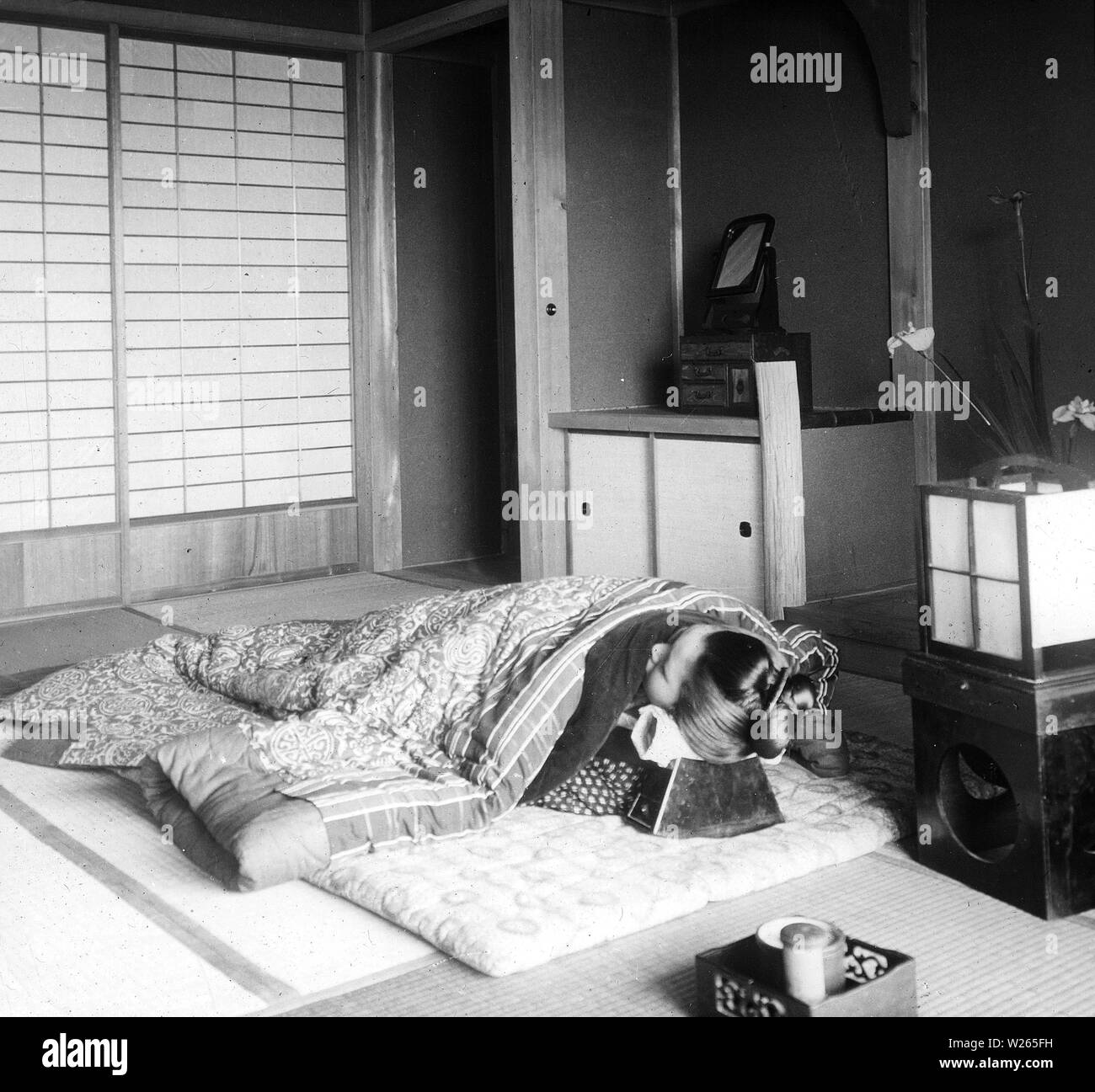 1900 Giappone Donna Che Dorme Su Futon Una Donna Dorme Su Un Futon La Sua Testa E Appoggiata Su Di Un Cuscino Alto Hakomakura Per Proteggere La Sua