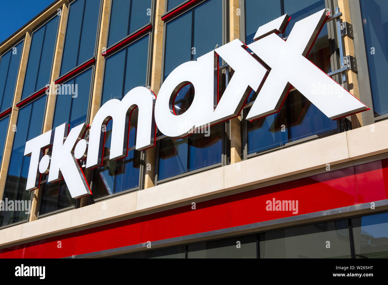 Bristol, Regno Unito - 30 Giugno 2019: Il TK Maxx company logo sopra l'entrata di uno dei loro negozi nella città di Bristol, Regno Unito. Foto Stock