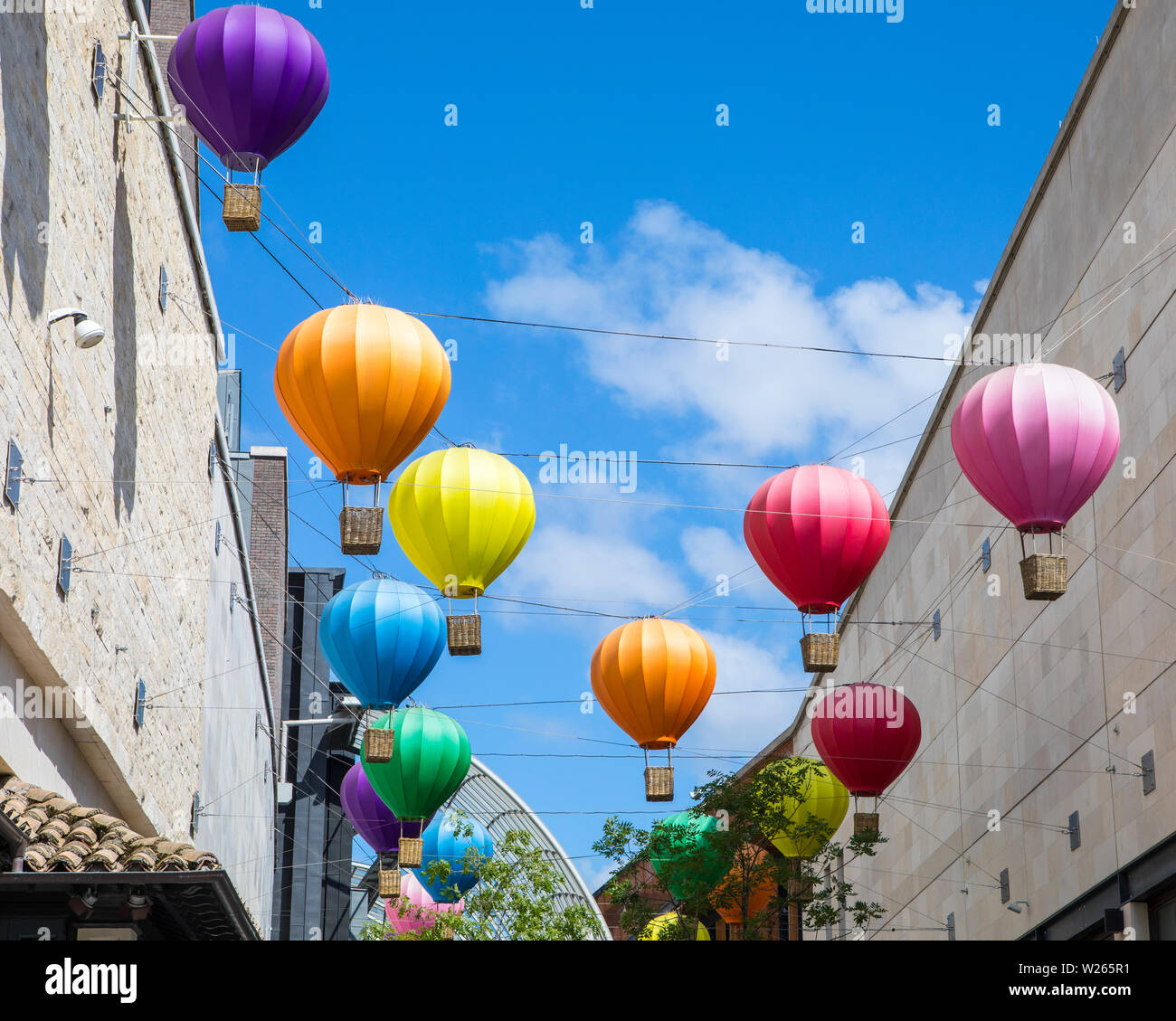 Bristol, Regno Unito - 30 Giugno 2019: Mongolfiera decorazioni dell'ingresso al centro commerciale Cabot Circus nella città di Bristol, Regno Unito. Foto Stock