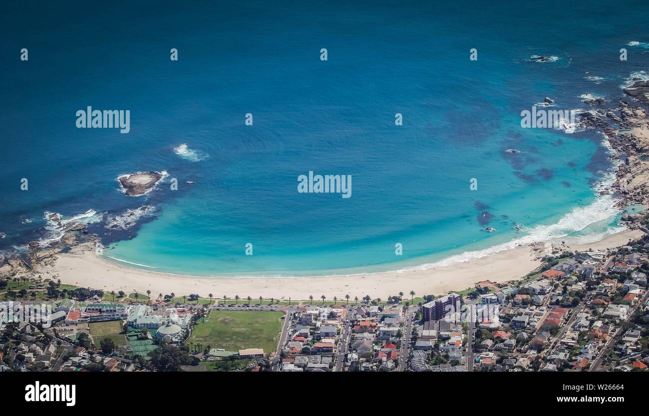 Foto aerea bella della costa di Camps Bay, Città del Capo, Sud Africa Foto Stock