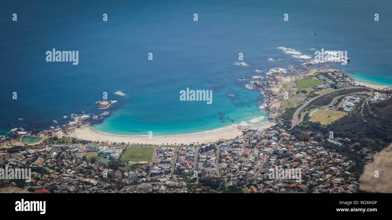 Foto aerea bella della costa di Camps Bay, Città del Capo, Sud Africa Foto Stock