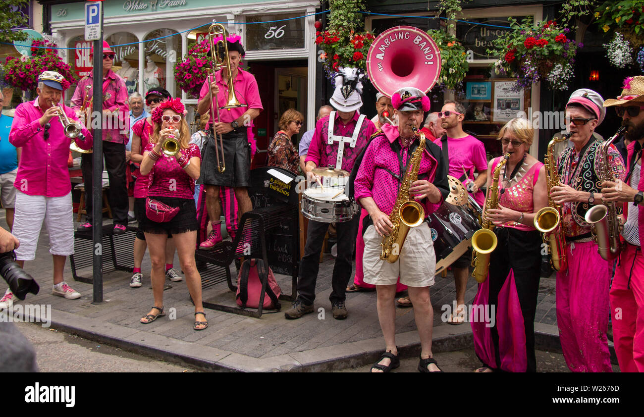 Jazz Band street performance indossando panni rosa giocando in Clonakilty Irlanda Foto Stock