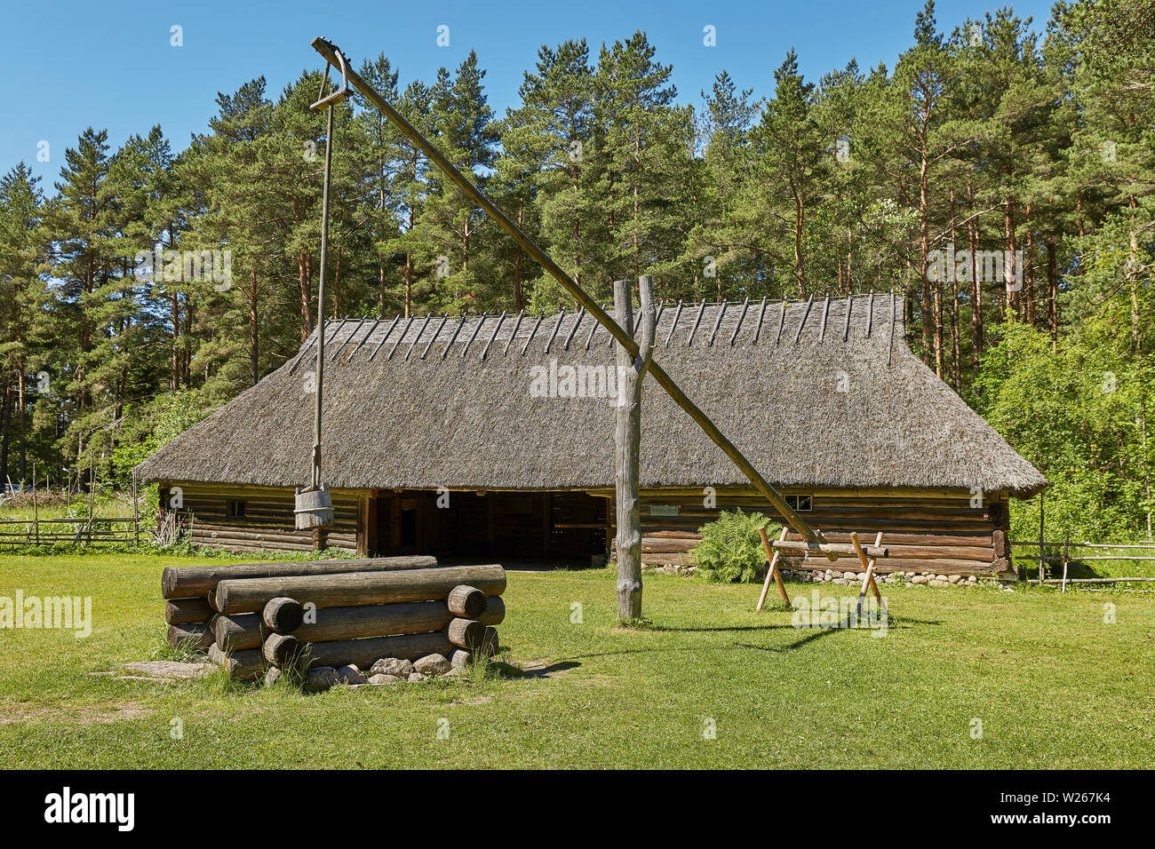 TALLINN, Estonia - Luglio 07, 2017: Tradizionale open air museum, Vabaohumuuseumi kivikulv, Rocca al Mare vicino alla città di Tallinn in Estonia. Foto Stock