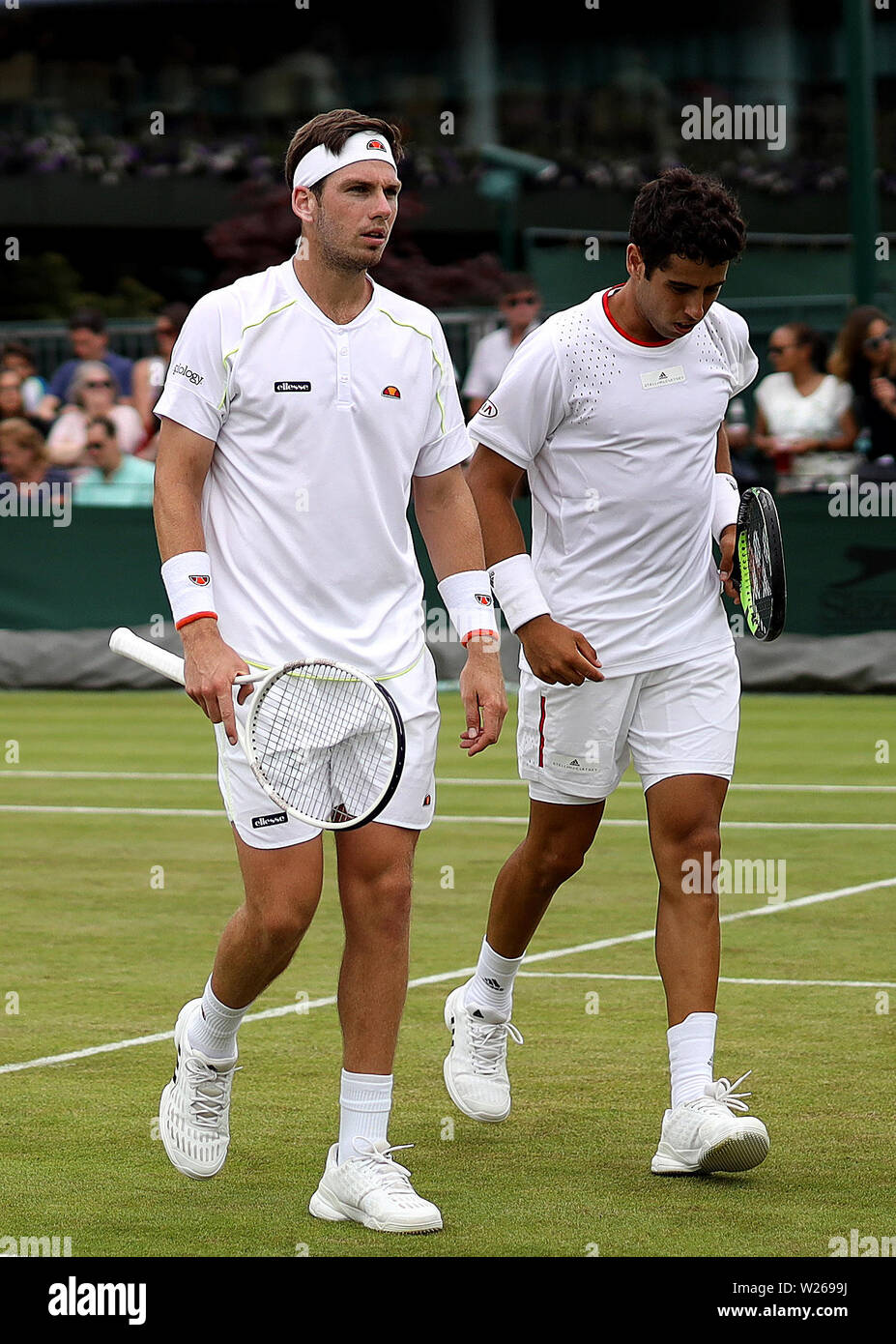 Cameron Norrie (a sinistra) e Jaume Munar durante i gentlemen's raddoppia il sesto giorno dei campionati di Wimbledon all'All England Lawn tennis and Croquet Club, Wimbledon. Foto Stock