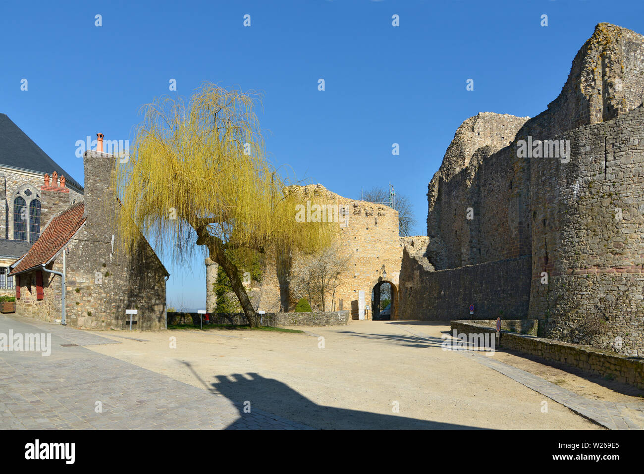 Castello di Sainte-Sauzanne, classificato in uno dei più bei villaggi, città fortificata nel dipartimento della Mayenne, Pays-de-la-regione della Loira Foto Stock