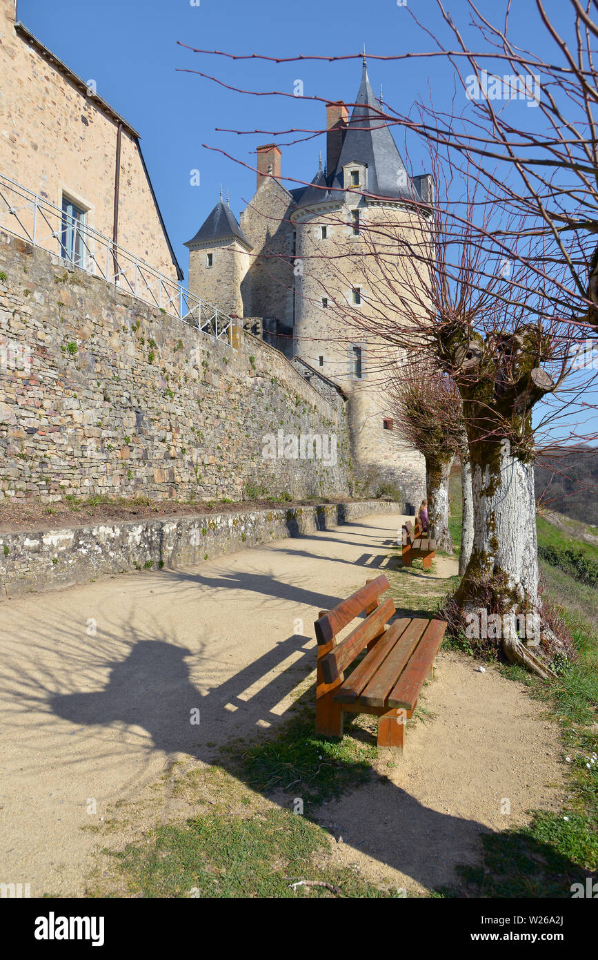 Castello e mantenere a Sainte-sauzanne, classificato in uno dei più bei villaggi, città fortificata nel dipartimento della Mayenne, Pays-de-la-regione della Loira Foto Stock