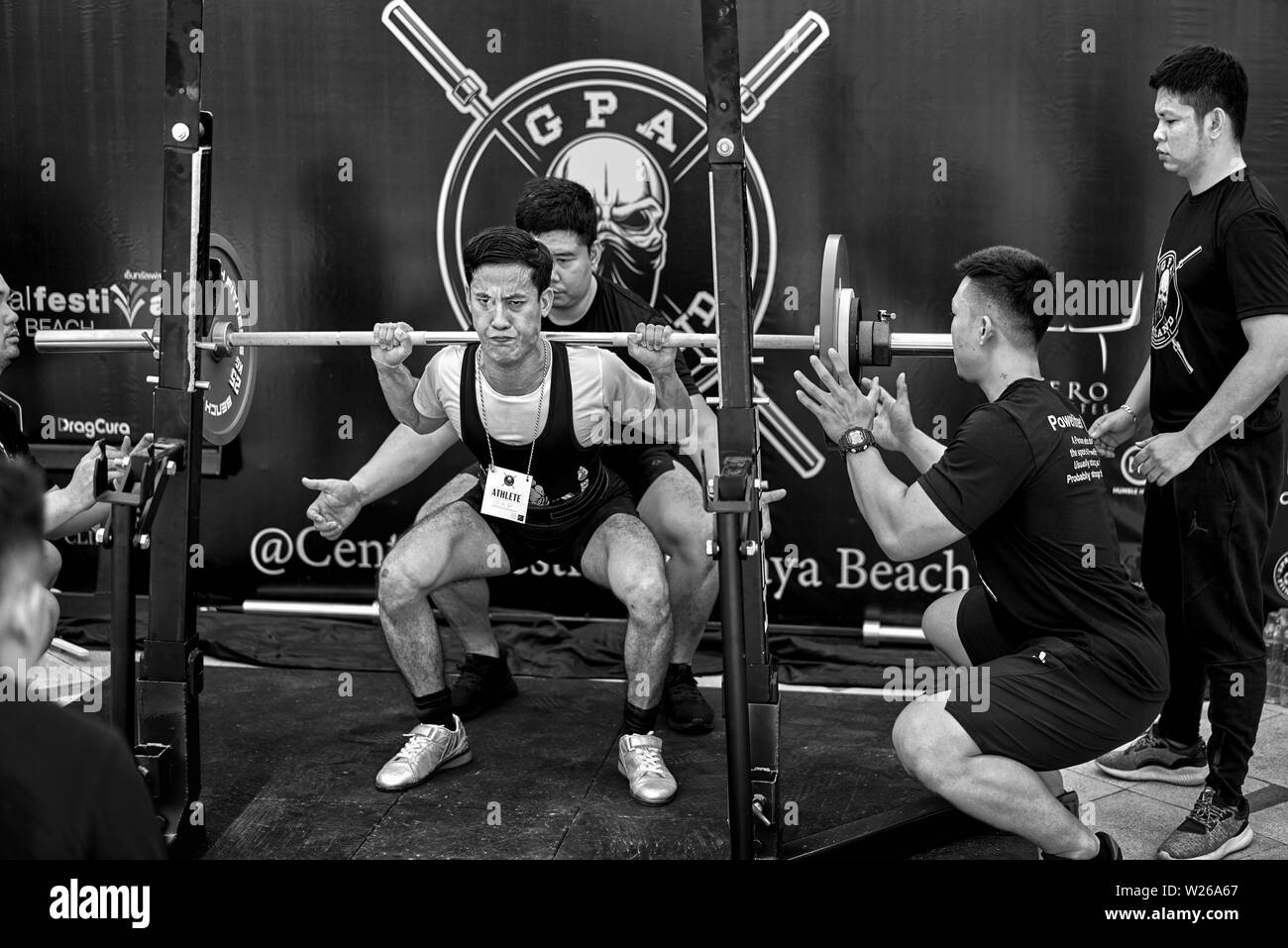 Power lifting concorrente maschile partecipando a una competizione di sollevamento pesi a Pattaya Thailandia Sud-Est asiatico Foto Stock