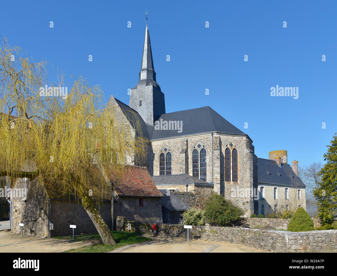 Chiesa di Sainte-sauzanne e Willow Tree, classificato in uno dei più bei villaggi, città fortificata nel dipartimento della Mayenne, Pays-de-la-regione della Loira Foto Stock