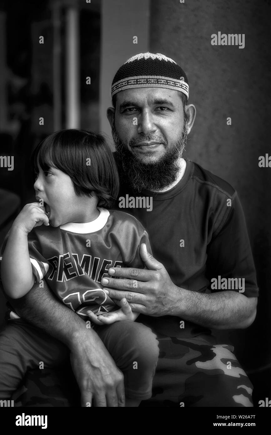 Ritratto in bianco e nero di un padre e un bambino pakistani musulmani Foto Stock