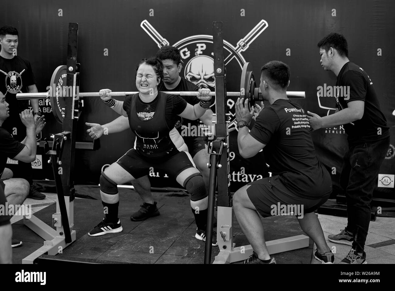 Power lifting femmina concorrente che partecipa a una competizione di sollevamento pesi a Pattaya Thailandia Sud-Est asiatico Foto Stock