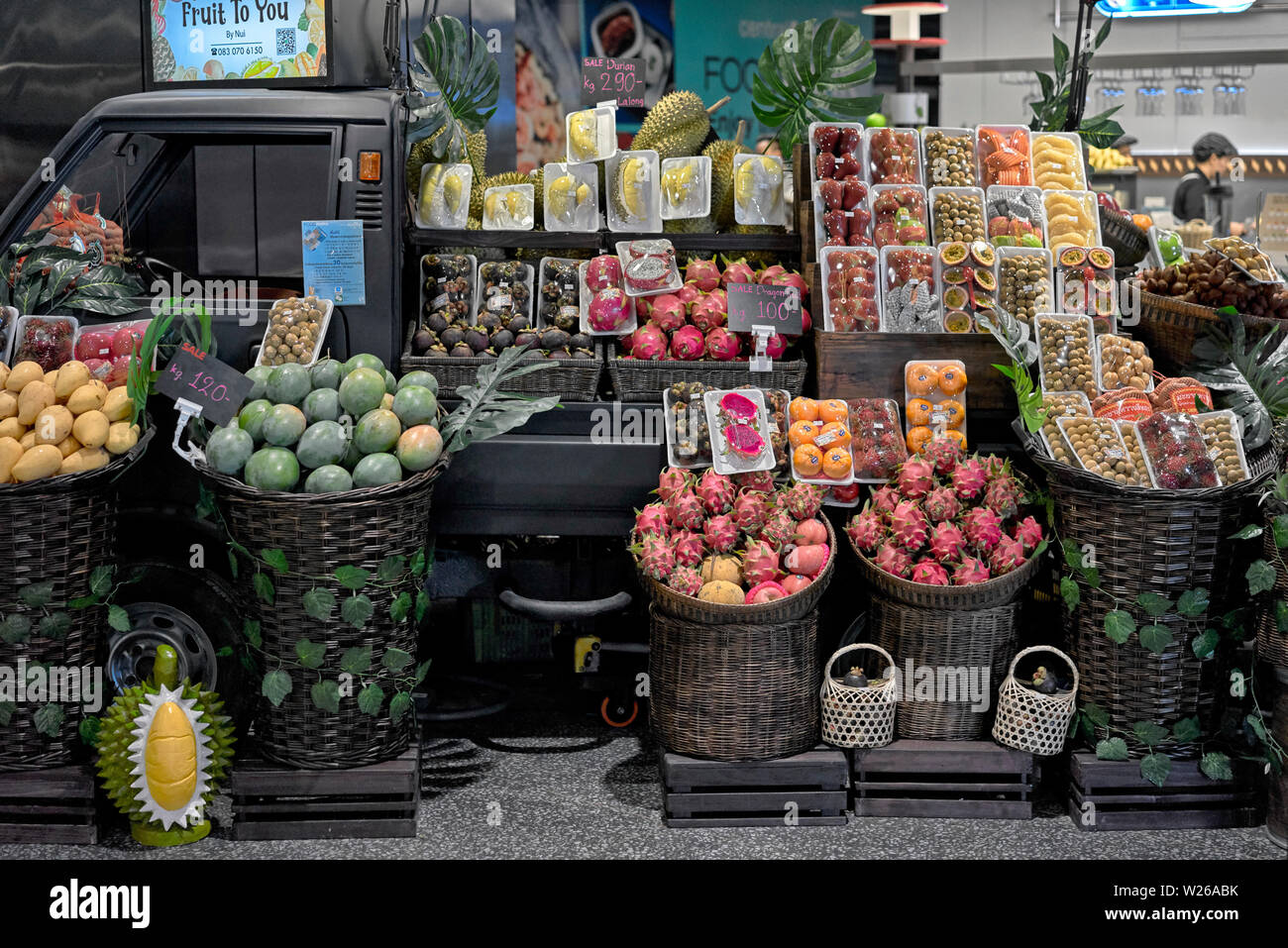 Esposizione di frutta e verdura in un supermercato in Thailandia nel sud-est asiatico Foto Stock