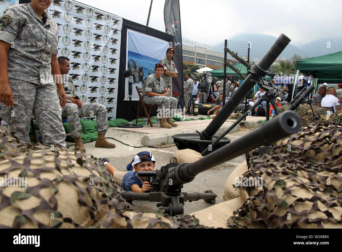 Jounieh, Libano. 06 Luglio, 2019. Un bambino libanese in posa per una foto con una M2 Browning machine gun alla fine di un esercito del trapano, organizzata sotto lo slogan "Un giorno con la Nazione' dove esercito libanese di unità che hanno dimostrato la loro capacità di fronte a centinaia di civili. Credito: Marwan Naamani/dpa/Alamy Live News Foto Stock