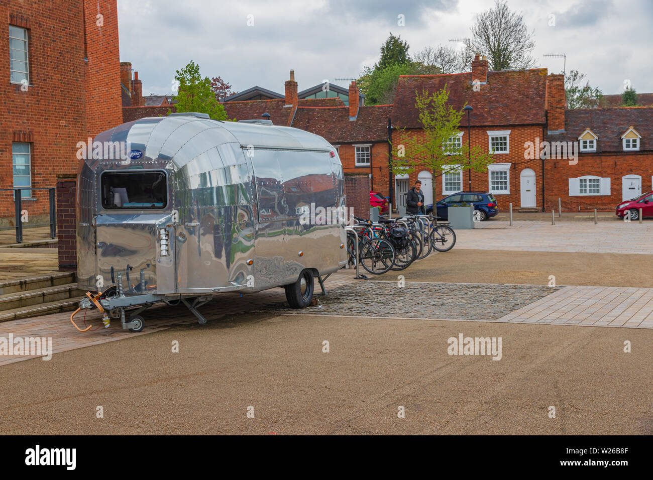 Argento roulotte Airstream parcheggiato al di fuori della Royal Shakespeare Company teatro in Stratford Upon Avon Foto Stock