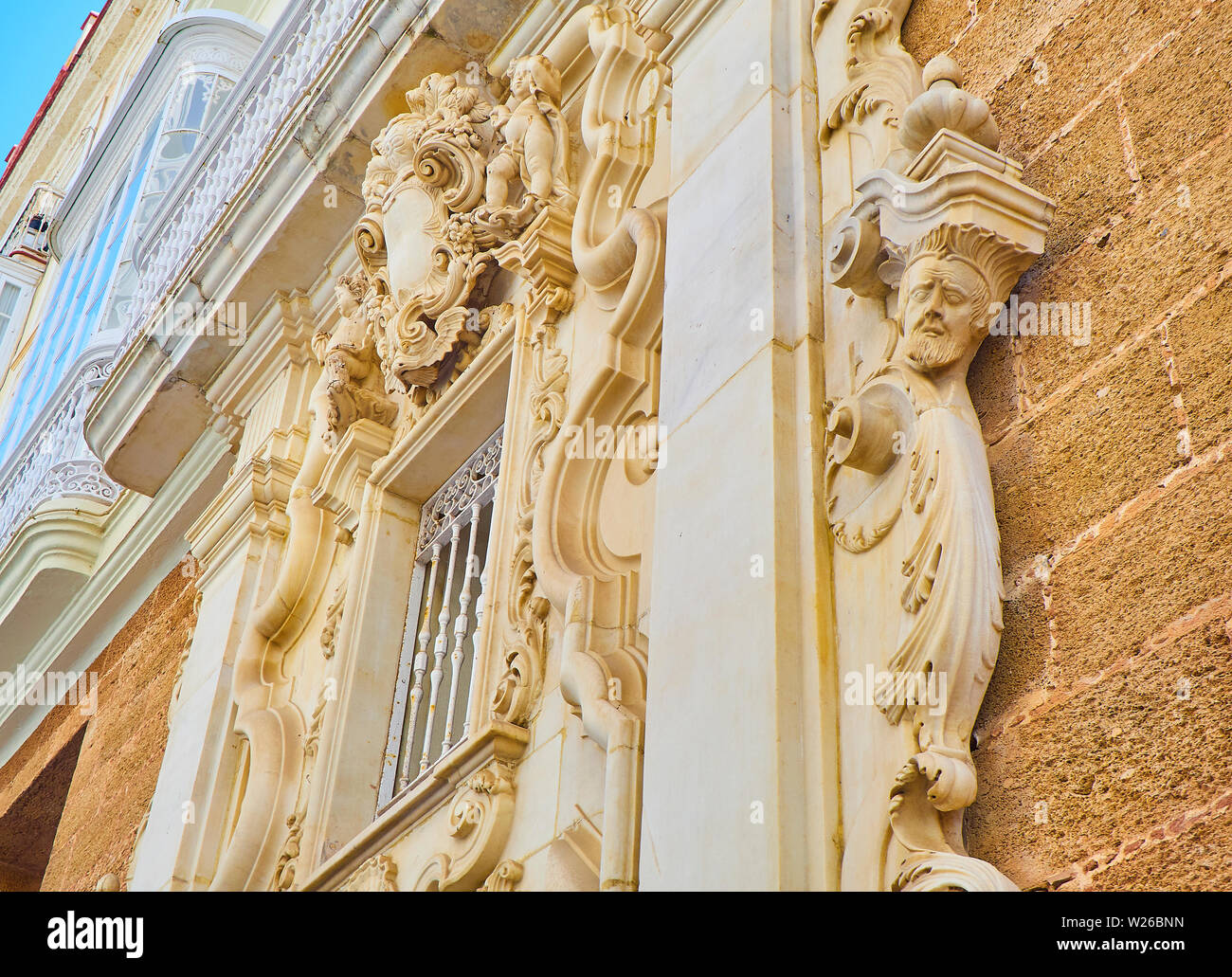 Bassorilievi in una facciata barocca. Lo stile italiano del XVII secolo. Foto Stock