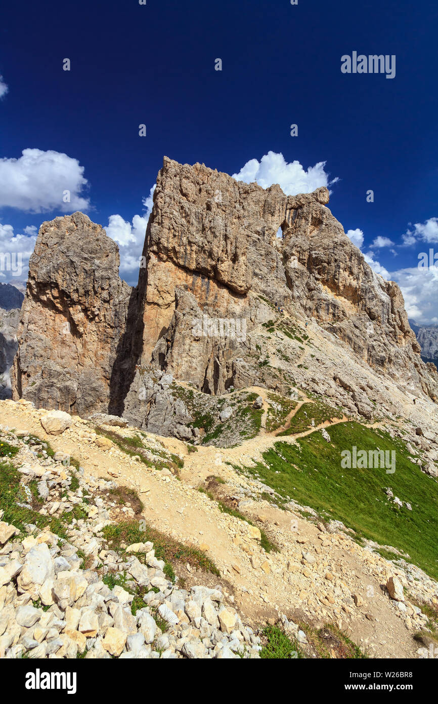 Dolomiti - Torre Finestra nel gruppo del Catinaccio d'estate, Trentino, Italia Foto Stock