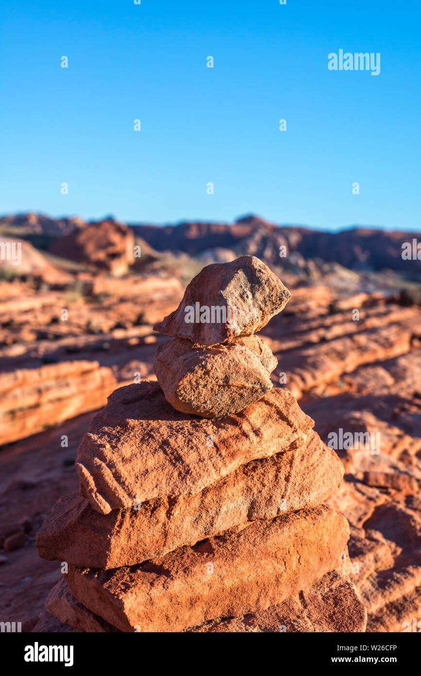 Pila di rocce segnavia sul sentiero per il fire wave rock formazione. La Valle del Fuoco del parco statale, Nevada, Stati Uniti d'America. Foto Stock