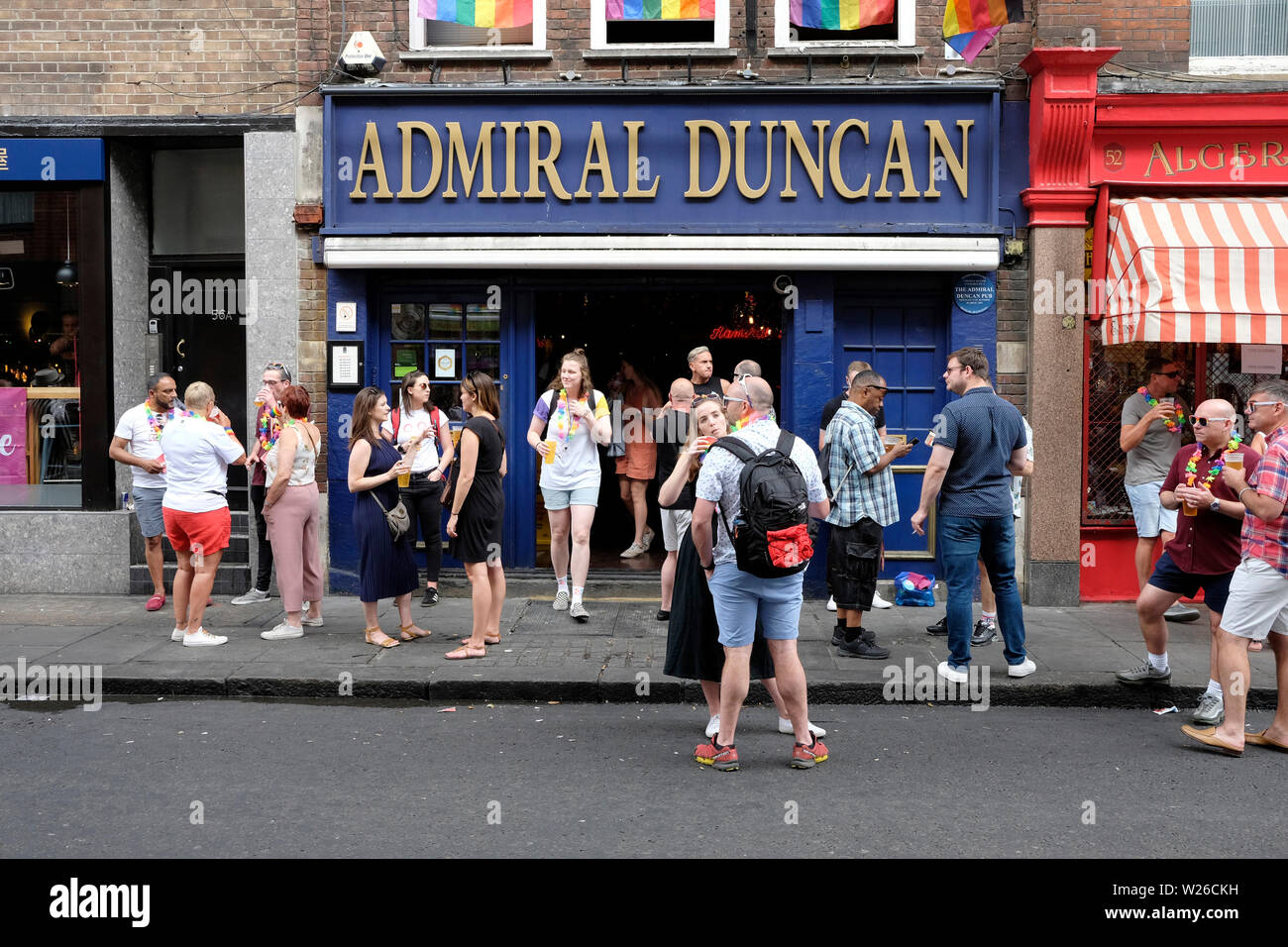 Le persone al di fuori di Admiral Duncan gay pub di Soho, Londra Foto Stock