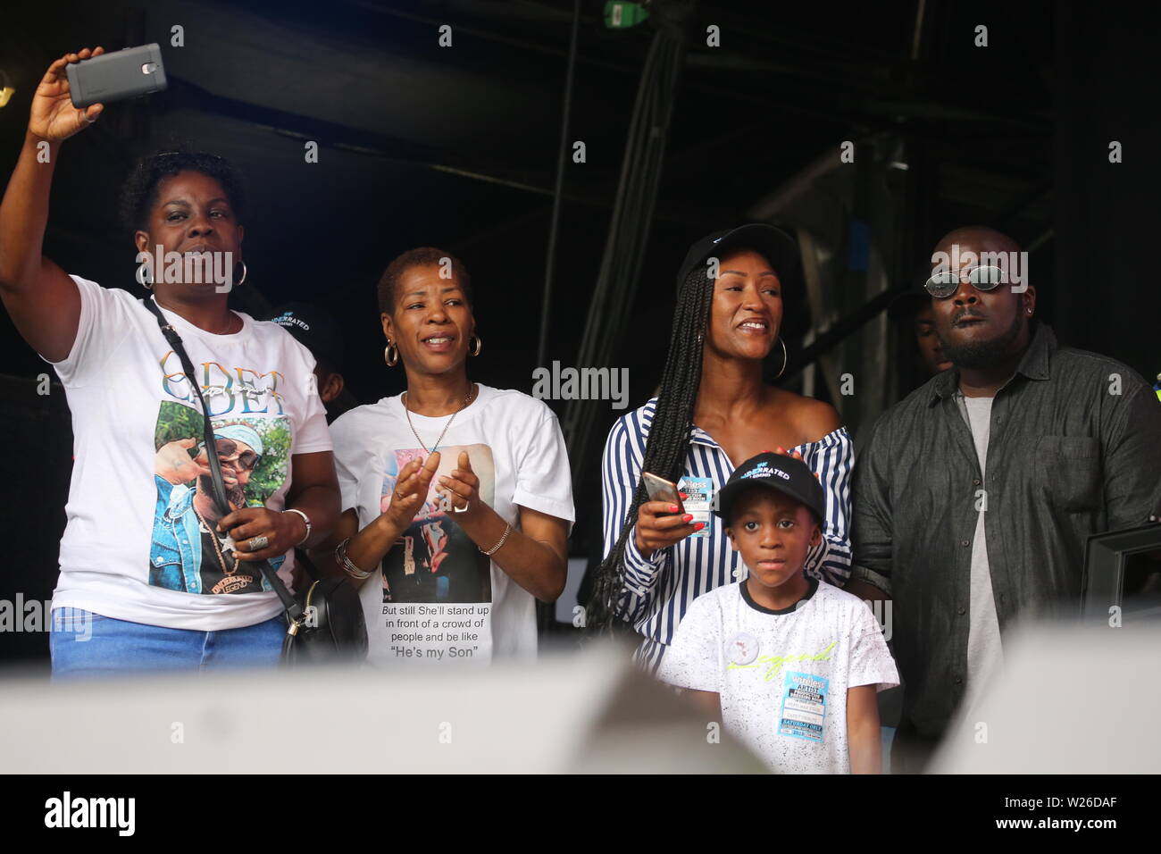 La famiglia e gli amici di Cadete sul palco durante un tributo atto al giorno 2 del Wireless Festival tenutosi a Finsbury Park, Londra. Foto Stock