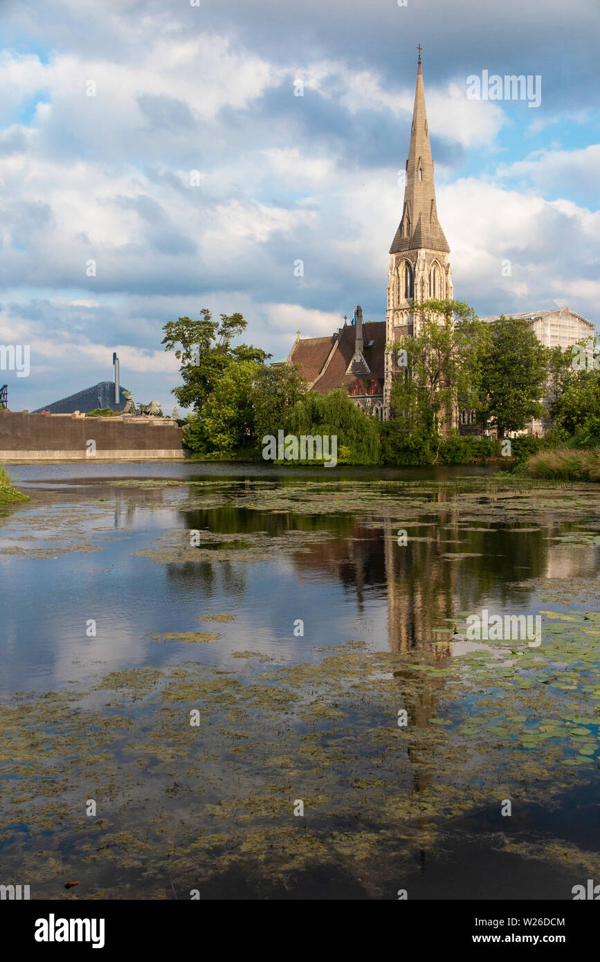 Una vista di St Alban la Chiesa a Copenaghen, provenienti da tutto il fossato di Kastellet fortezza. La chiesa è talvolta noto come la chiesa Inglese Foto Stock