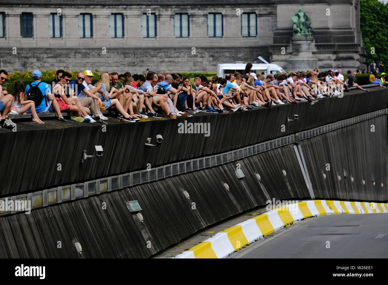 Bruxelles, Belgio. 6 luglio 2019. Spettatori assistere alla gara durante la prima fase della 106ª edizione del Tour de France corsa in bicicletta tra Bruxelles e Bruxelles. Foto Stock