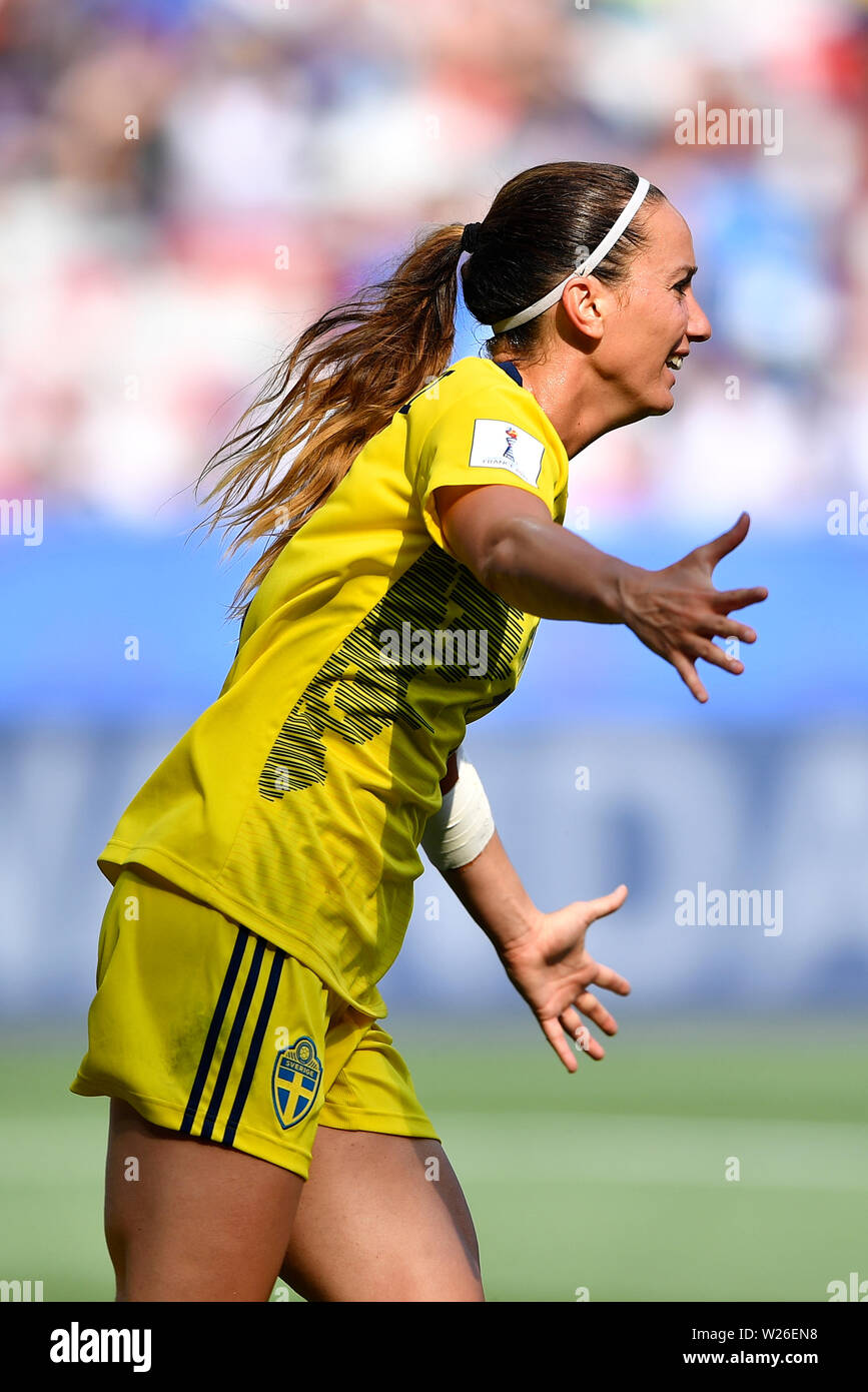 Nizza. 6 Luglio, 2019. Kosovare Asllani di Svezia celebra il traguardo del suo compagno di squadra Sofia Jakobsson durante il 3 ° posto match tra Inghilterra e Svezia al 2019 FIFA Coppa del Mondo Femminile a Nizza, in Francia il 6 luglio 2019. Credito: Chen Yichen/Xinhua/Alamy Live News Foto Stock