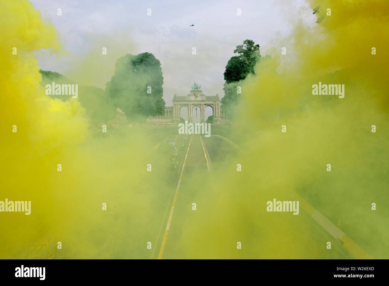 Bruxelles, Belgio. 6 luglio 2019. La gente a prendere parte a una protesta dei giubbotti di colore giallo durante la prima fase della 106ª edizione del Tour de France corsa in bicicletta tra Bruxelles e Bruxelles. Credito: ALEXANDROS MICHAILIDIS/Alamy Live News Foto Stock