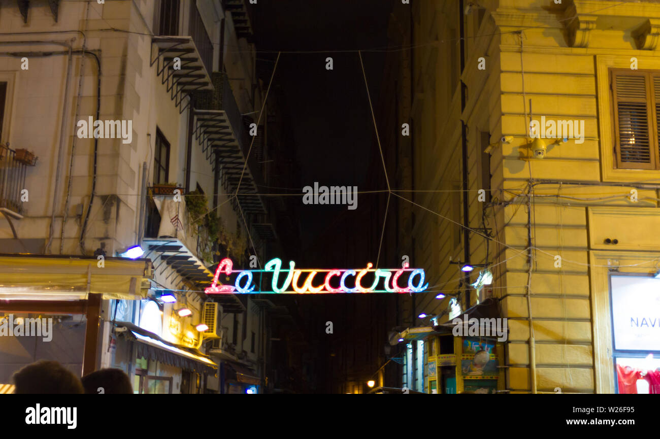 Palermo, Italia - 19 Aprile 2015: l'ingresso da S. Domenico piazza al mercato della Vucciria al tramonto Foto Stock