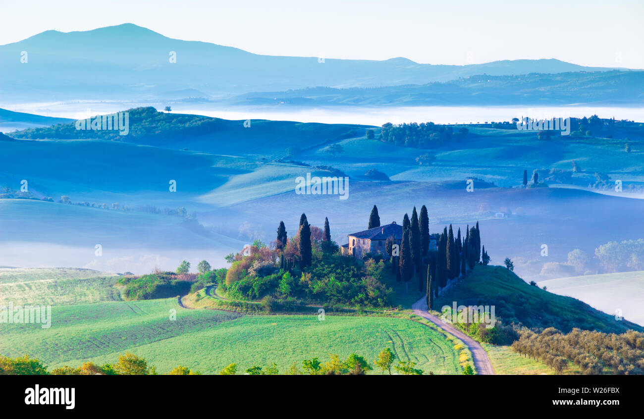 Siena, Italia - 02 Maggio, 2019: un paesaggio iconico in Val d'Orcia, Toscana, in primavera a sunrise. Foto Stock