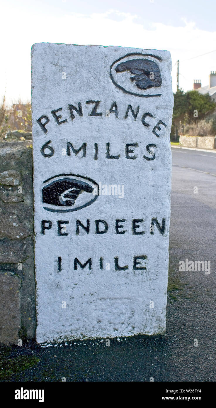 Antica pietra miliare datata 1836, in corrispondenza di un incrocio stradale in West Cornwall, Inghilterra, Regno Unito. Foto Stock