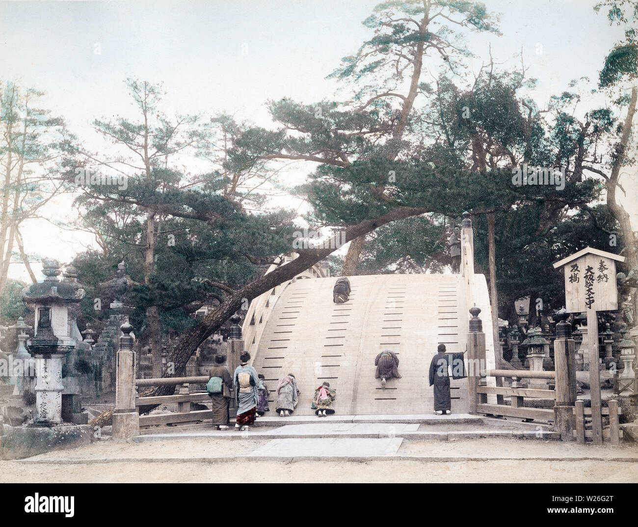 [ 1880 Giappone - Ponte Soribashi al Santuario Sumiyoshi in Osaka ] - Ponte Soribashi al Santuario Sumiyoshi a Osaka. Il ponte è anche noto come Taikobashi (Tamburo ponte). Xix secolo albume vintage fotografia. Foto Stock