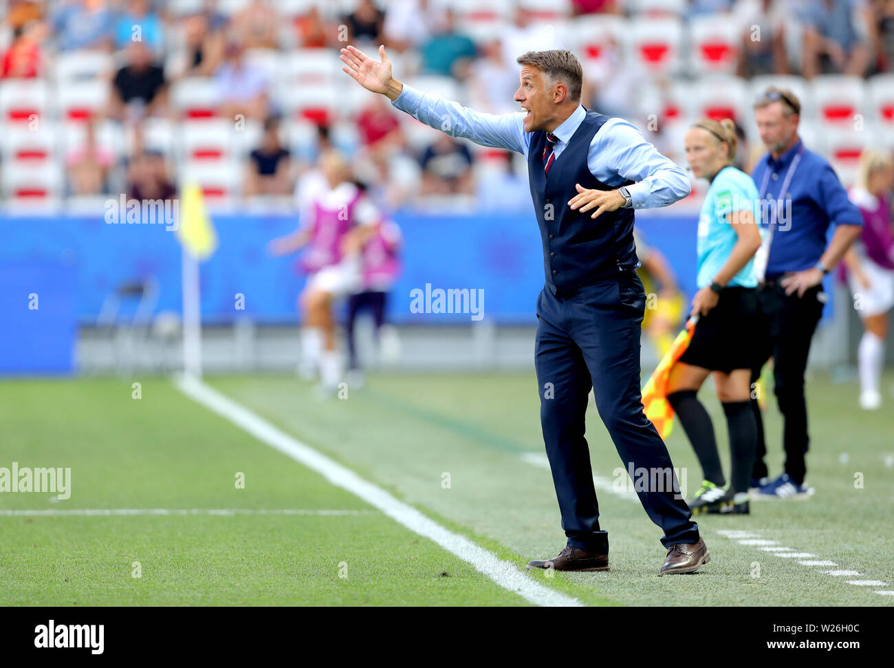 Inghilterra head coach Phil Neville gesti sul perimetro durante il FIFA Coppa del Mondo Donne terzo posto Play-Off allo Stade de Nice, Nice. Foto Stock