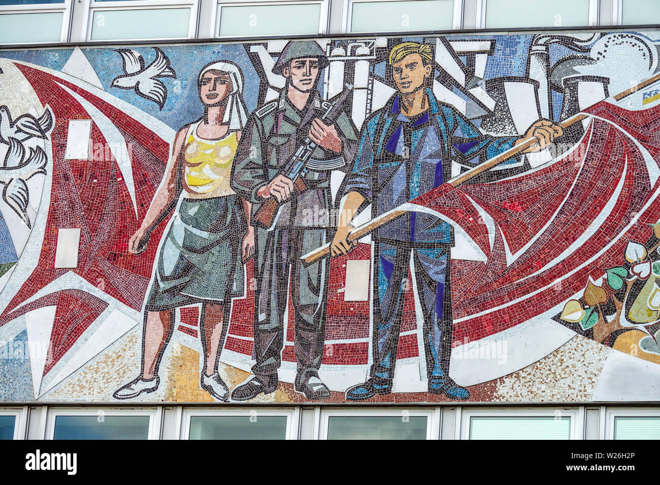 Mosaico di arte realistica socialista su un edificio del 1960 opere di Walter Womacka sulla facciata Haus des Lehrers, Berlino Germania arte comunista propaganda DDR Foto Stock