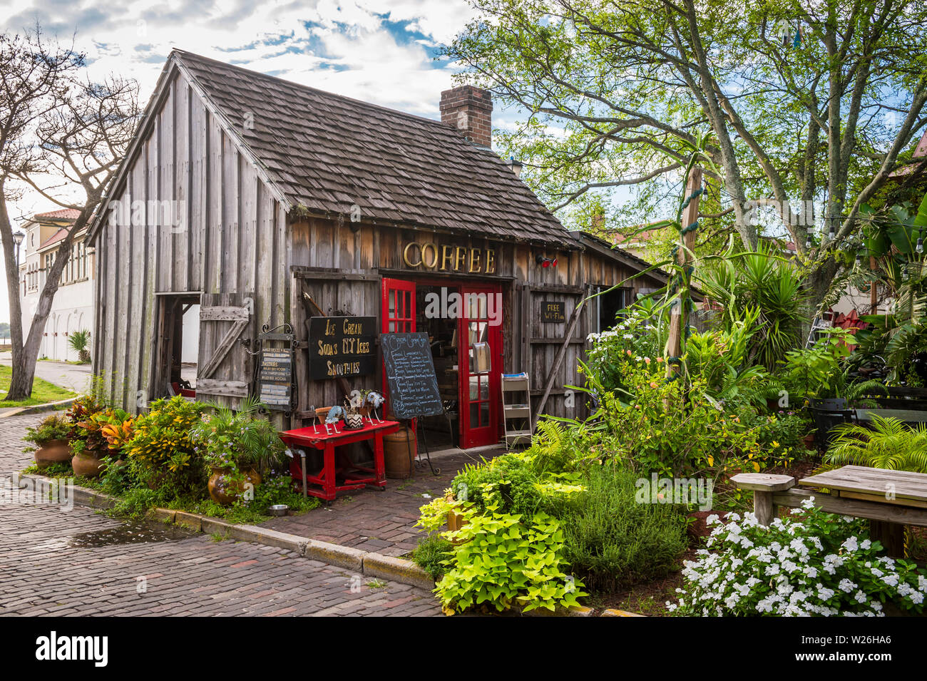 ST Augustine, Florida, Stati Uniti d'America - Agosto 2017: una caffetteria alloggiato in un vecchio stile coloniale cottage in legno attende i turisti nel quartiere storico. Foto Stock