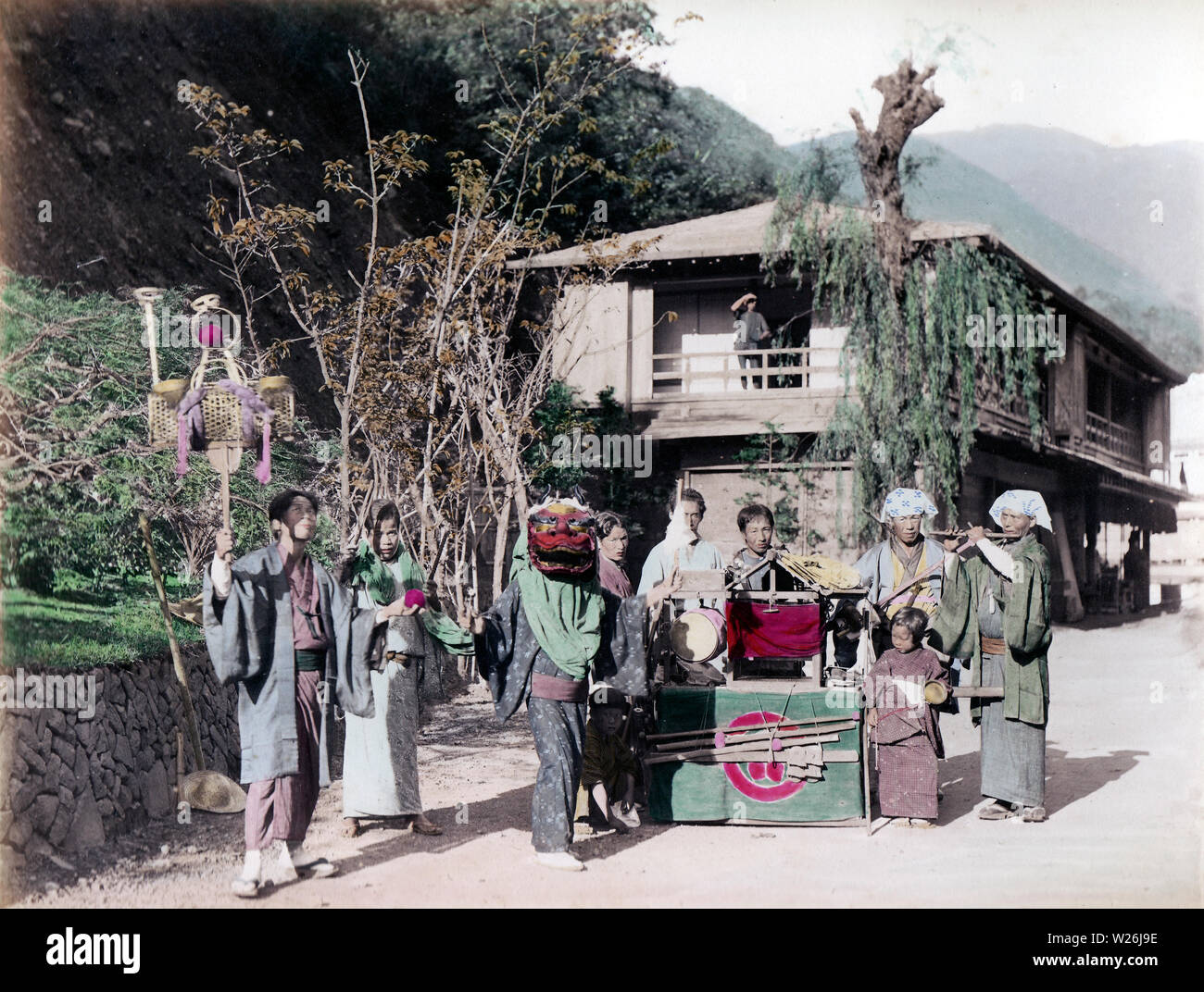 [ 1890 Giappone - Artisti di strada ] - artisti di strada su una strada del villaggio. Xix secolo albume vintage fotografia. Foto Stock