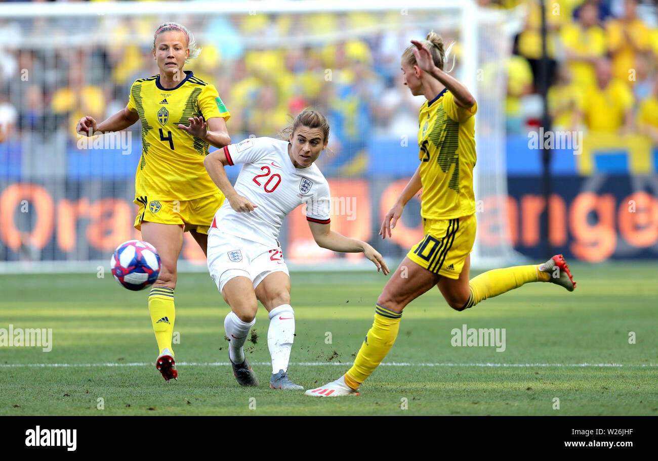 L'Inghilterra del Karen Carney (centro) battaglie per la palla con la Svezia e la Hanna Glas (sinistra) e Sofia Jakobsson durante il FIFA Coppa del Mondo Donne terzo posto Play-Off allo Stade de Nice, Nice. Foto Stock