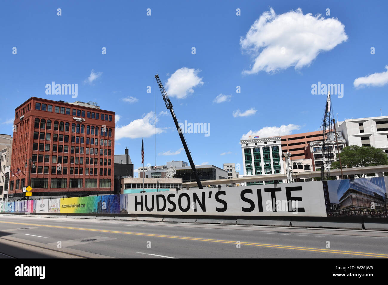 DETROIT, MI / STATI UNITI D'America - 30 giugno 2019: costruzione presso il sito di una volta iconico Hudson's department store di Detroit è un altro esempio della rinascita Foto Stock