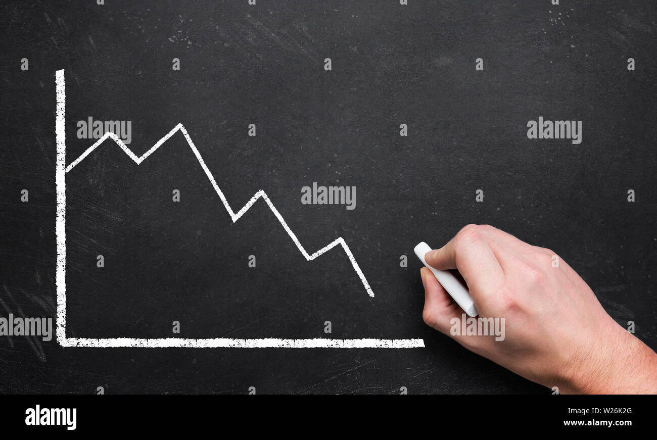 Disegno a mano decrescente di grafico su una lavagna Foto Stock