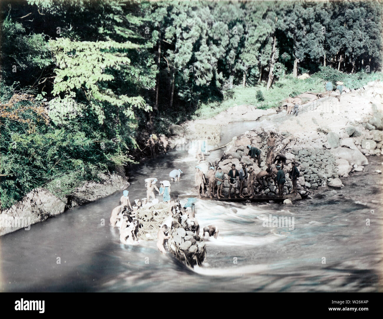 [ 1890 Giappone - opere idriche ] - persone che lavorano sulle rive di un fiume. Xix secolo albume vintage fotografia. Foto Stock