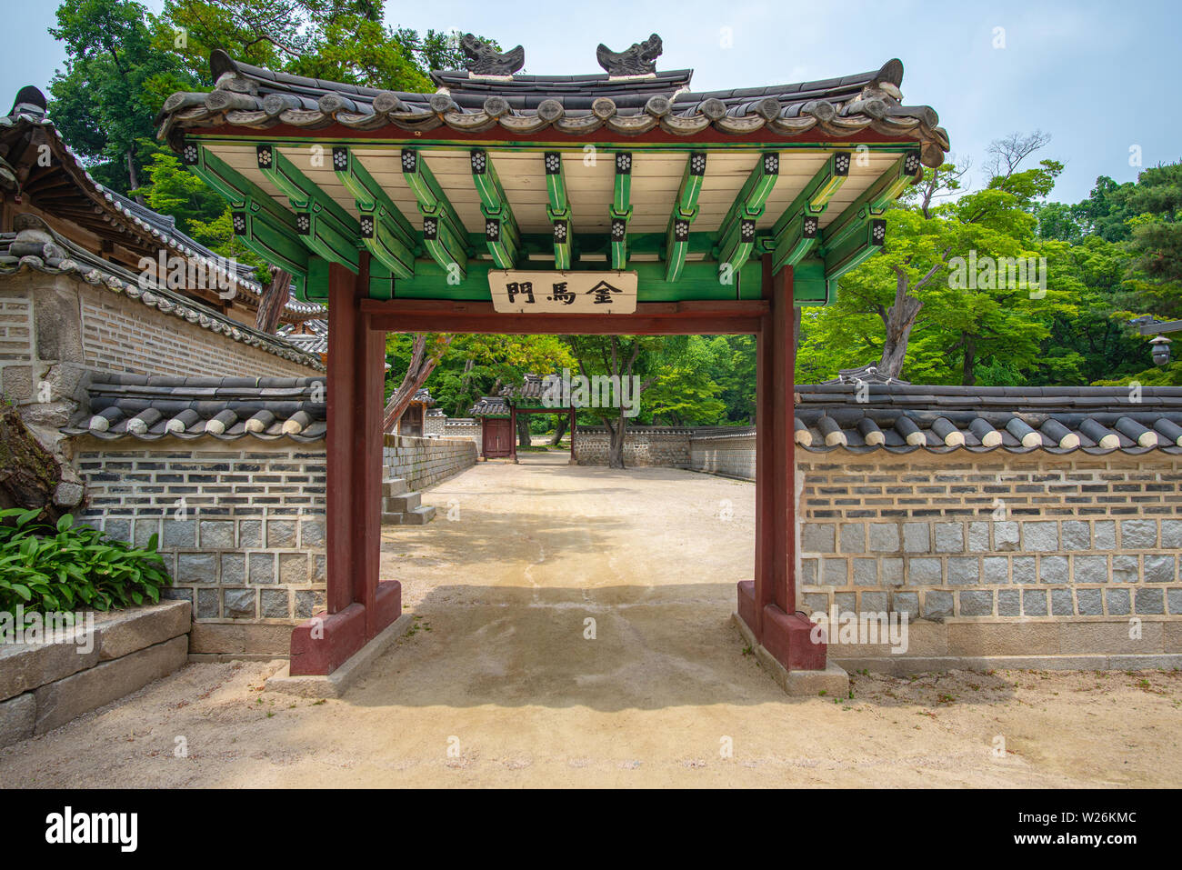 Gate nel giardino segreto del Palazzo di Changdeokgung in estate, Seoul, Corea, Seoul, Corea Foto Stock