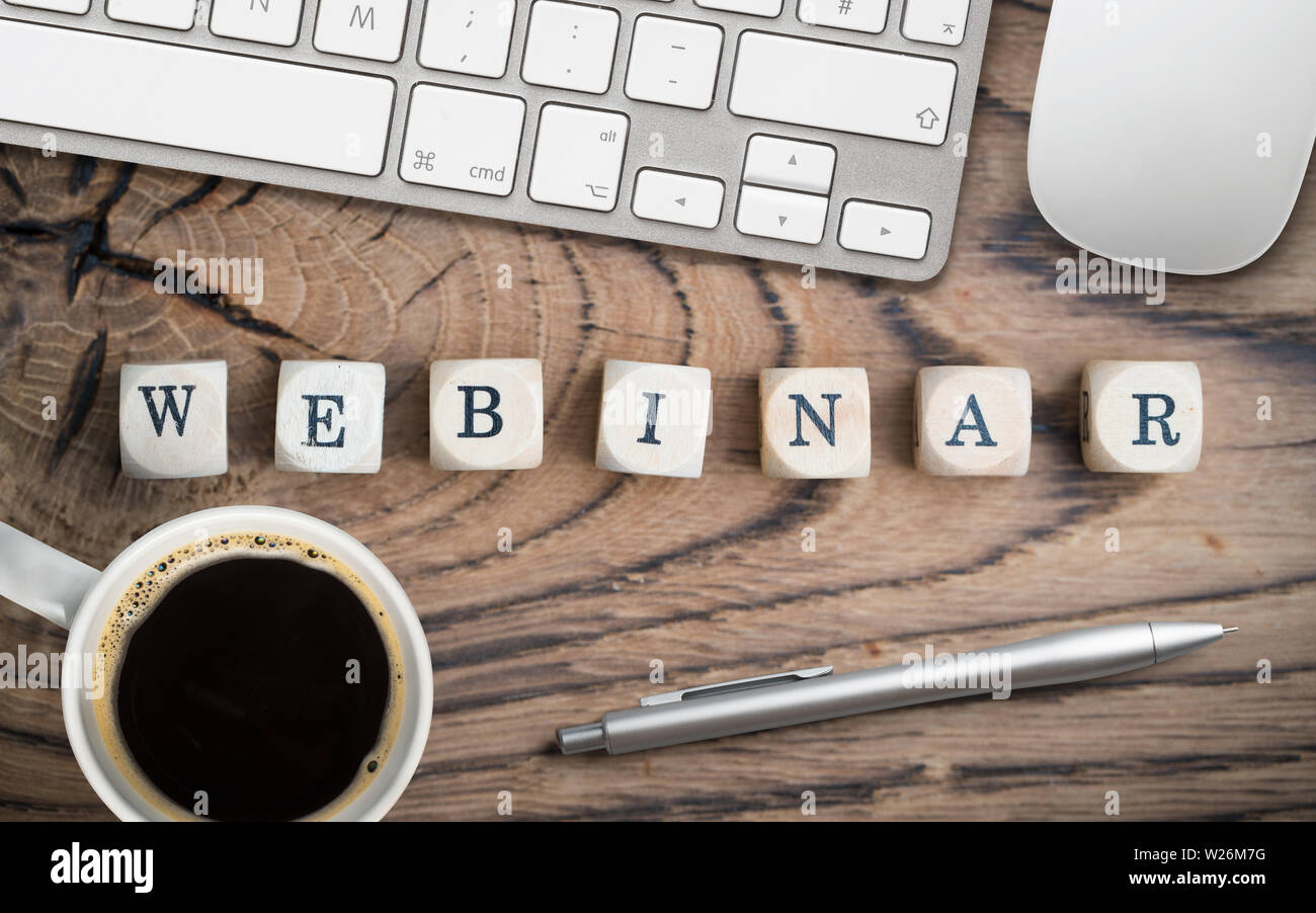 Cubi con la parola 'webinar' su sfondo di legno Foto Stock
