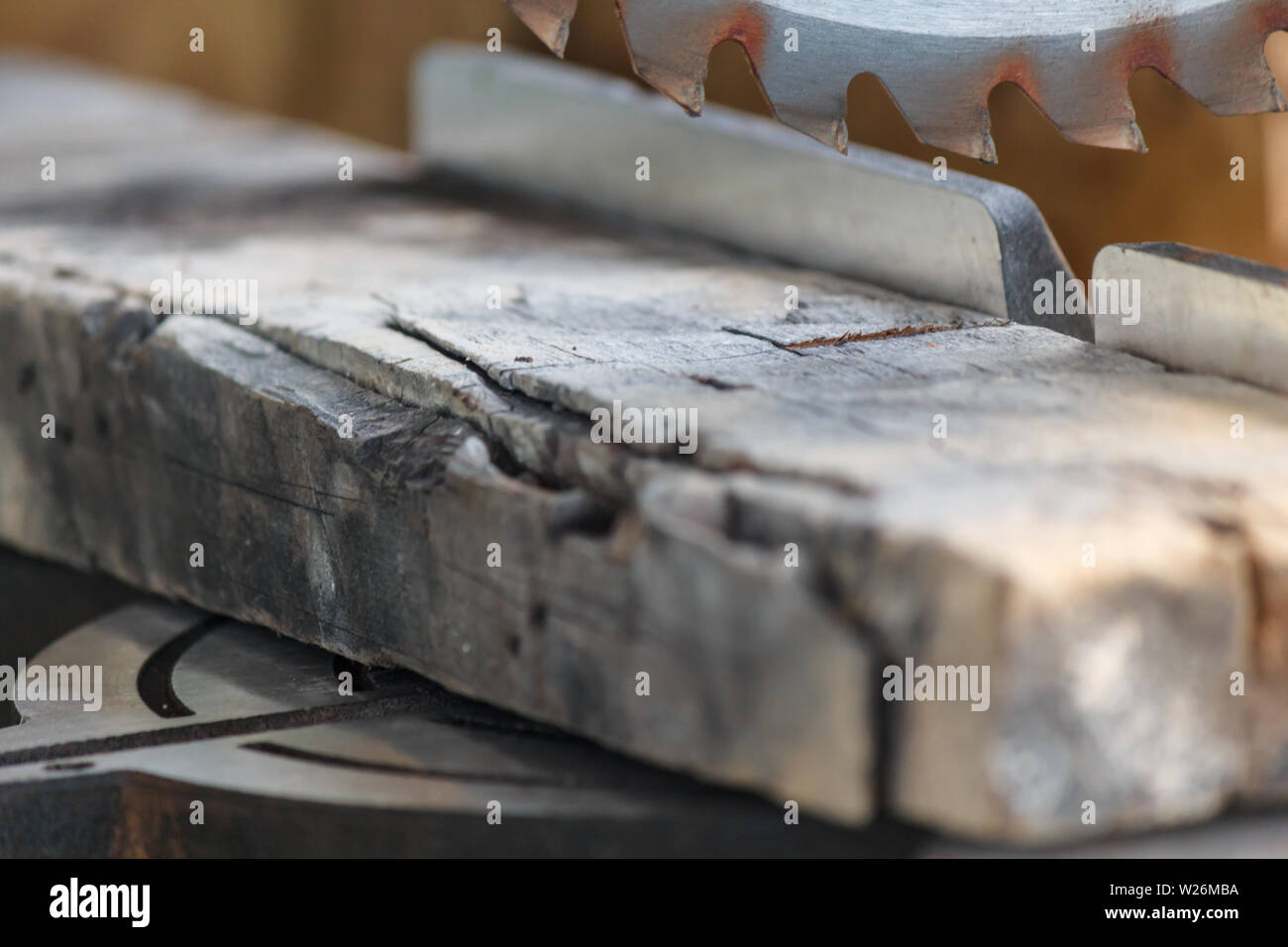 Vecchio legno striscia con denti di sega circolare in officina Foto Stock