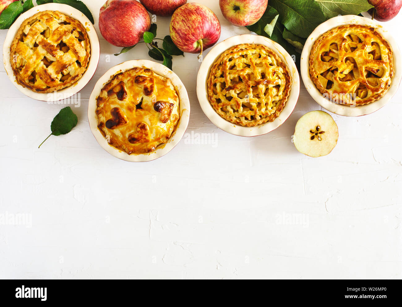 La tradizione americana torte di mele su sfondo bianco, vista dall'alto, spazio di copia Foto Stock