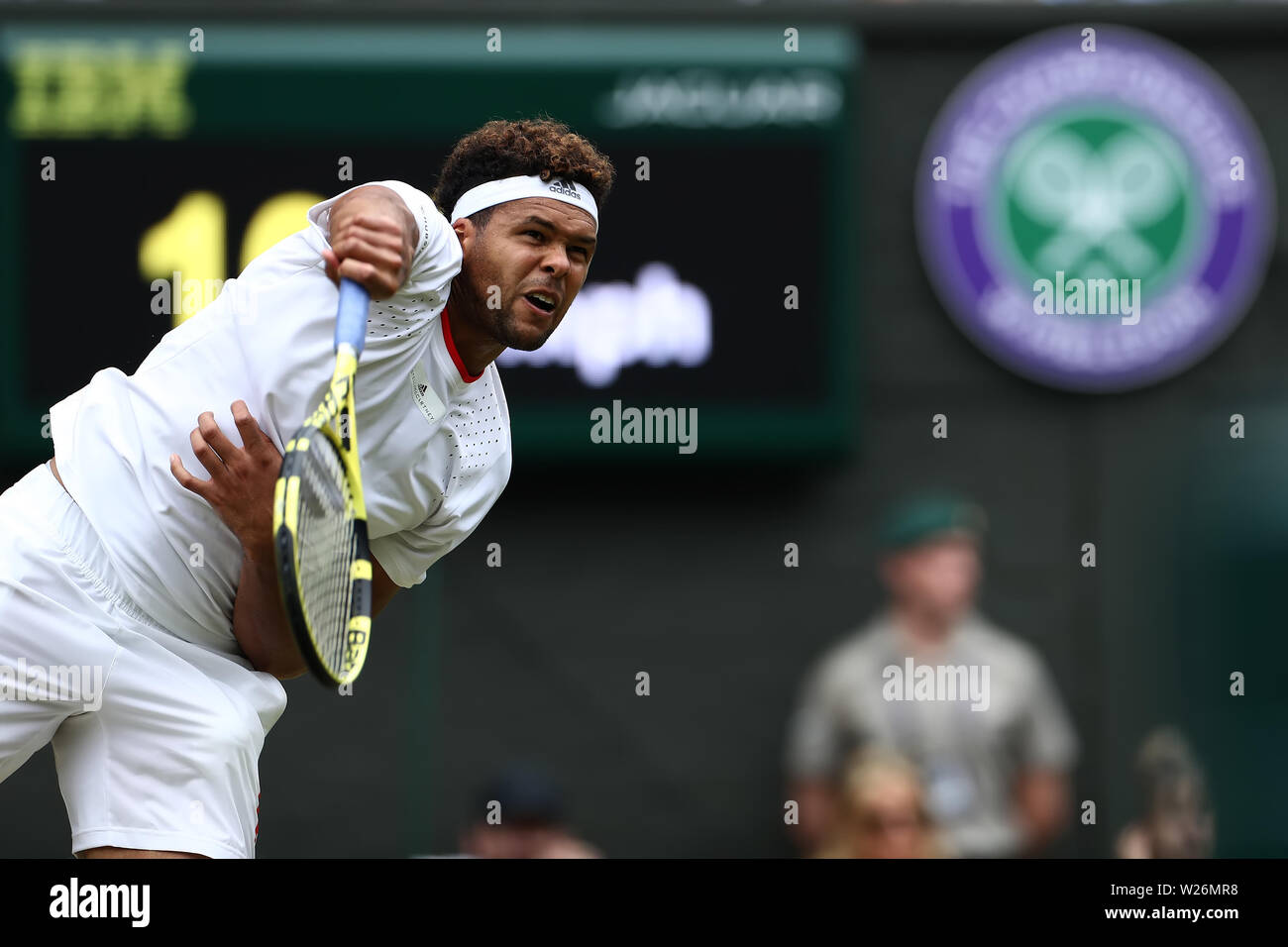 Londra, Regno Unito. 6 luglio 2019, All England Lawn Tennis e Croquet Club, Wimbledon, Inghilterra, il Torneo di tennis di Wimbledon, giorno 6; Jo-Wilfried Tsonga (FRA) serve a Rafael Nadal (ESP) Credit: Azione Plus immagini di sport/Alamy Live News Foto Stock