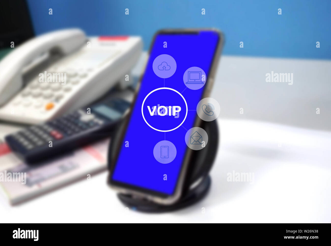 Il marketing digitale via di comunicazione multi-canale icona di rete sul mobile smartphone tecnologie di applicazione e VOIP voice over internet protocol telep Foto Stock