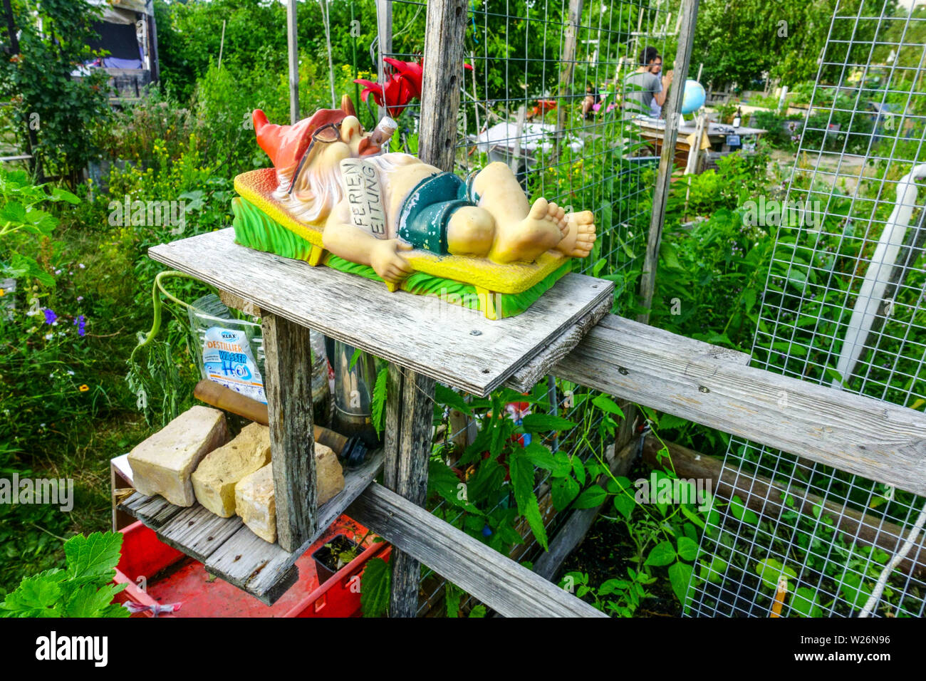 Sleeping gnomo da giardino, un giardino comunità sul campo di Tempelhof, Berlin-Neukölln, Germania Europa Foto Stock