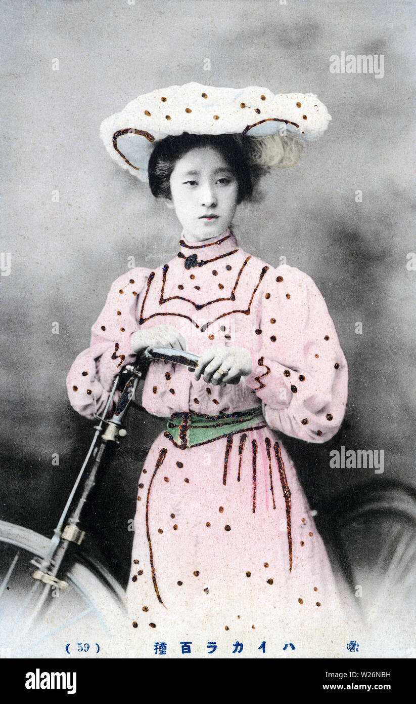 [ 1900 Giappone - donna giapponese in abito occidentale con noleggio ] - Una donna pone con una bicicletta, indossando uno stile occidentale abito e cappello. Xx secolo cartolina vintage. Foto Stock