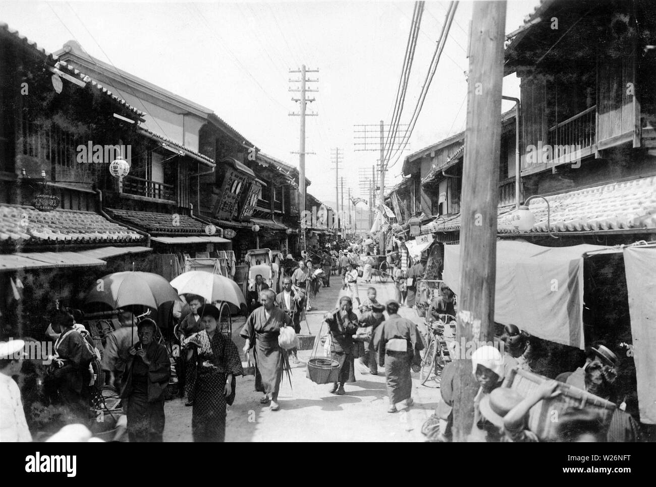 [ 1920s Giappone - Nagasaki Shopping Street ] - La strada dello shopping di Nagasaki. Xx secolo gelatina vintage silver stampa. Foto Stock